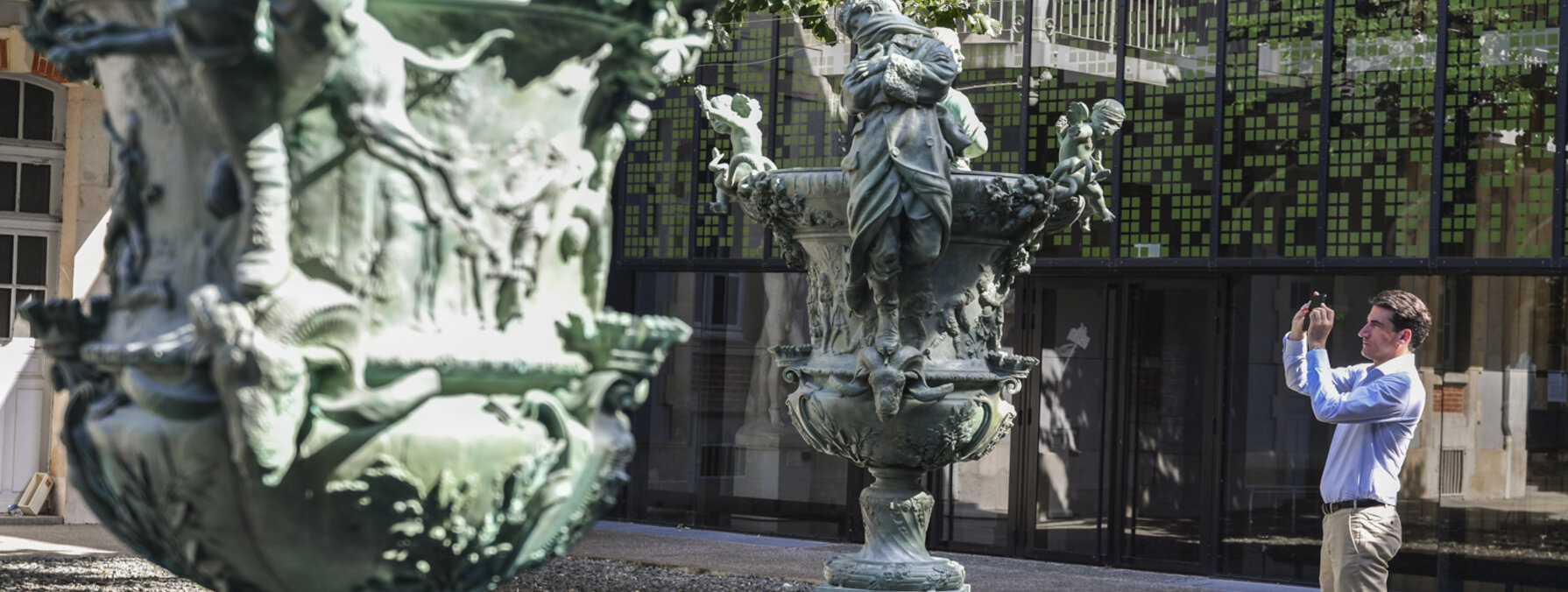 Présentation des vases de réalisés par Louis-Léon Cugnot dit Léon Cugnot restaurés aux mécenes