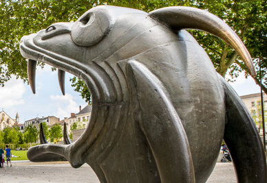 Dragon de la rue Ricard avec velo au 2nd plan