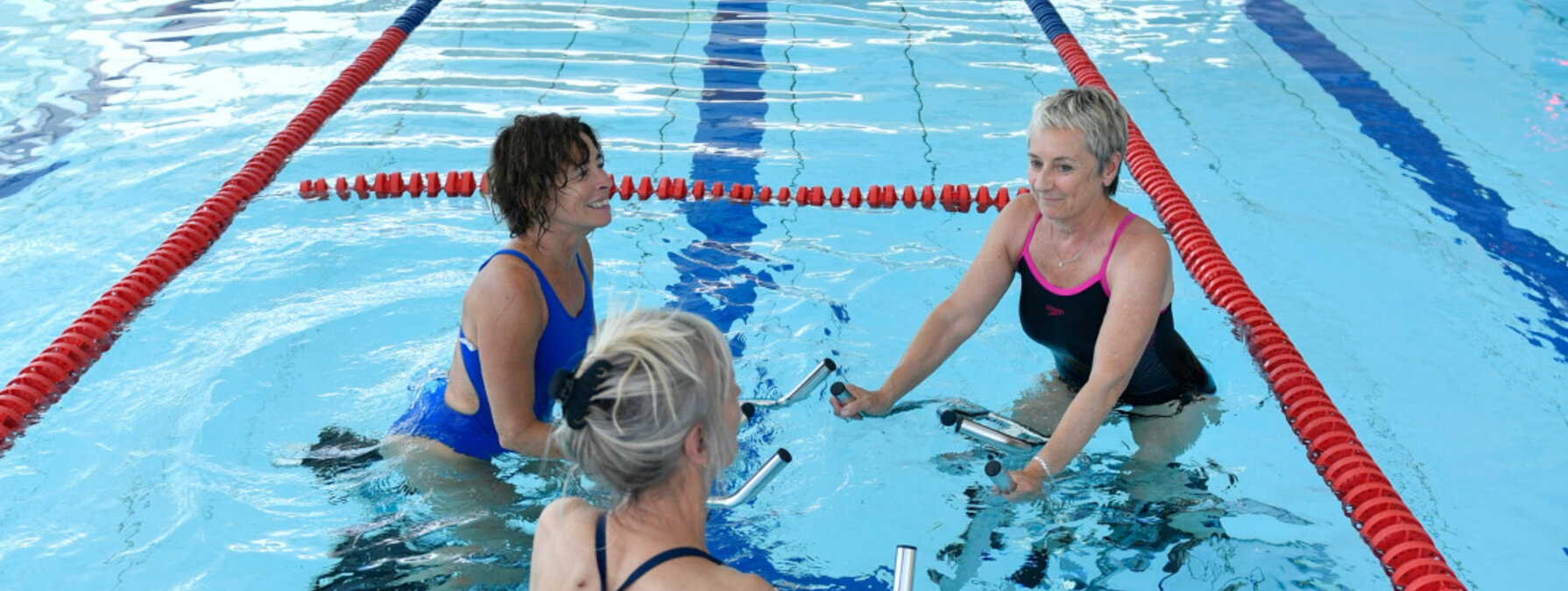 Piscine du Pre Leroy les niortais profitent du beau temps. CNC en entrainement.
