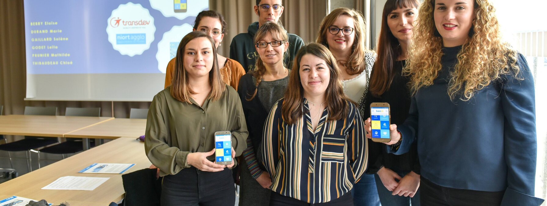 Les étudiantes et leurs partenaires présentent leur appli Tanlib