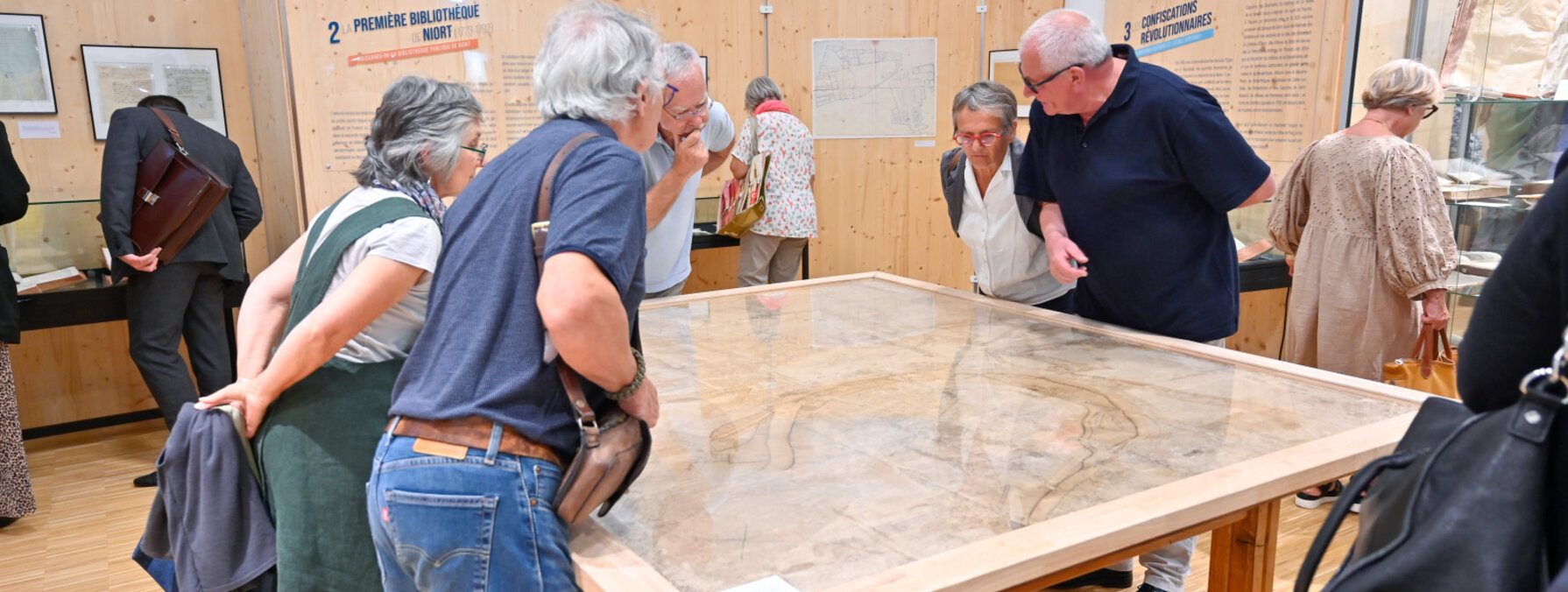 250 ans de la médiathèque de Niort exposition et dévoilage d'une plaque commémorative.