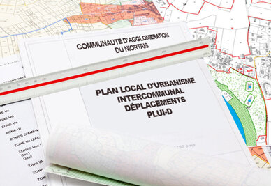 Couverture du document PLUi-D de la Communauté d'Agglomération du Niortais posée sur des cartes d'urbanisme