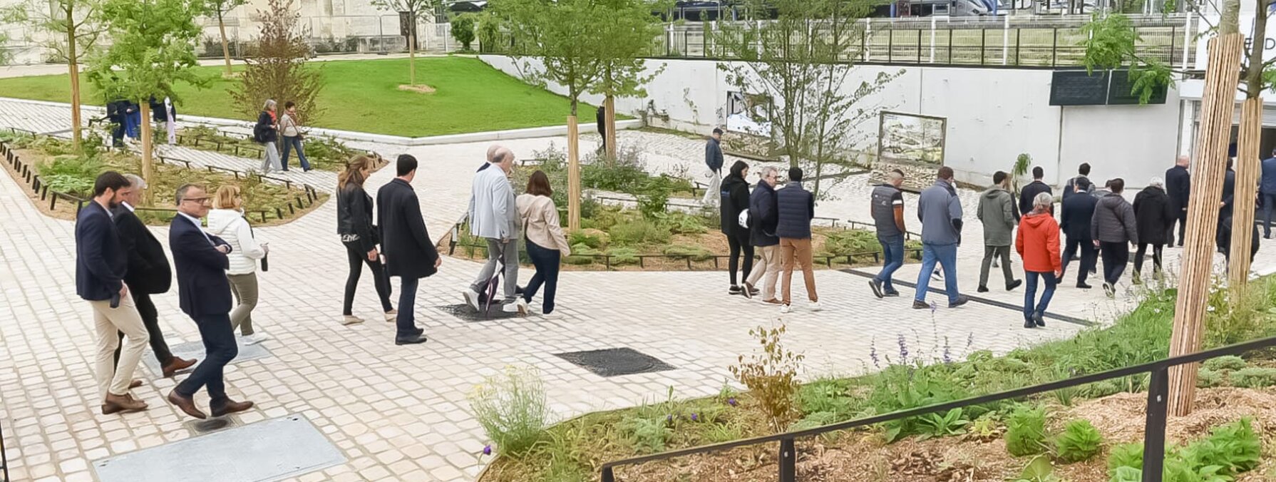 Élus et invités parcourant le nouveau parvis végétalisé de la gare de Niort côté Goise lors de son inauguration