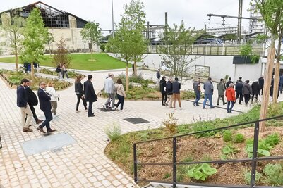 Élus et invités parcourant le nouveau parvis végétalisé de la gare de Niort côté Goise lors de son inauguration