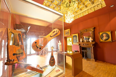 Salle Auguste-Tolbecque du musée Bernard d'Agesci