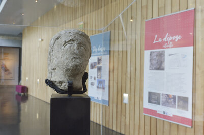 Présentation des sculptures découvertes à Port Bonot ©Darri