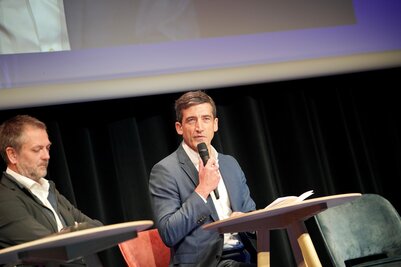 Jérome Baloge s'exprime au micro lors d'une table ronde, accompagné de l'élu au numérique