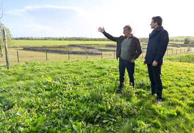 Jérôme Baloge, président de Niort Agglo, et le maire de St-Gelais sur la parcelle de la zone Le Luc destinée aux futures plantations d'arbres