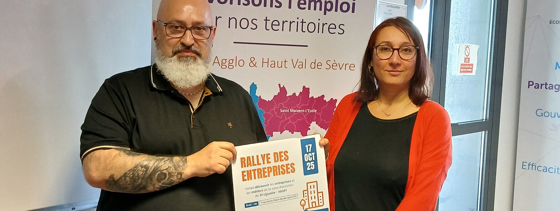 Deux représentants du CBE présentent l'affiche du Rallye des Entreprises prévu le 17 octobre 2025