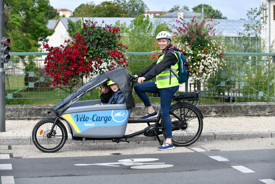Velo cargo en circulation dans la ville Noemie Wemaere loueuse d?un mois. Velo cargo en circulation dans la ville Noemie Wemaere loueuse d?un mois.