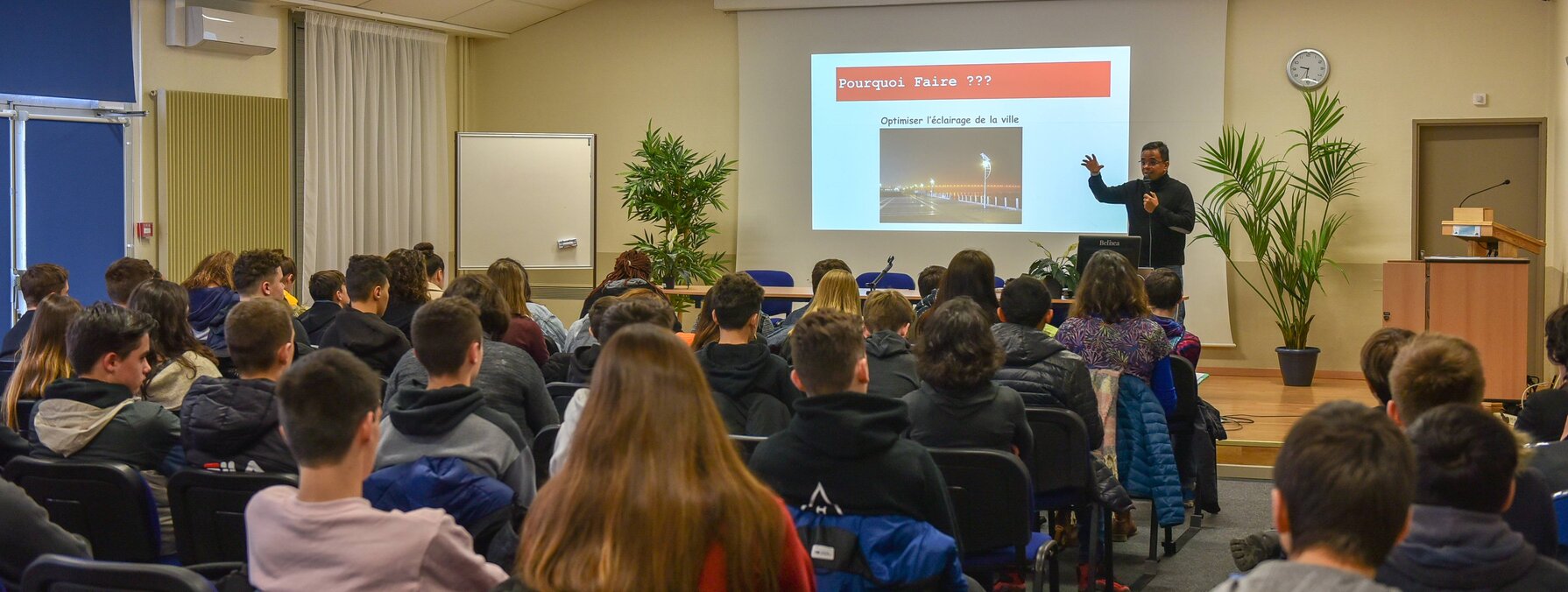 Une conférence sur la Smart City devant les élèves participant au Niort Numeric Challenge 2019