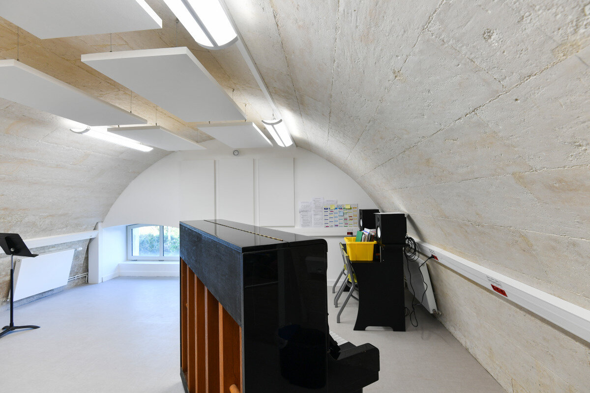Salle de pratique musicale avec piano droit et voûte en pierre de taille du Conservatoire de Niort