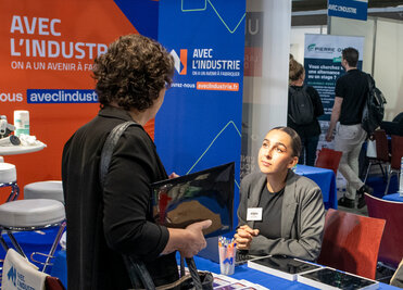 Échange entre une visiteuse et une recrutrice au stand Avec l'Industrie lors du forum emploi