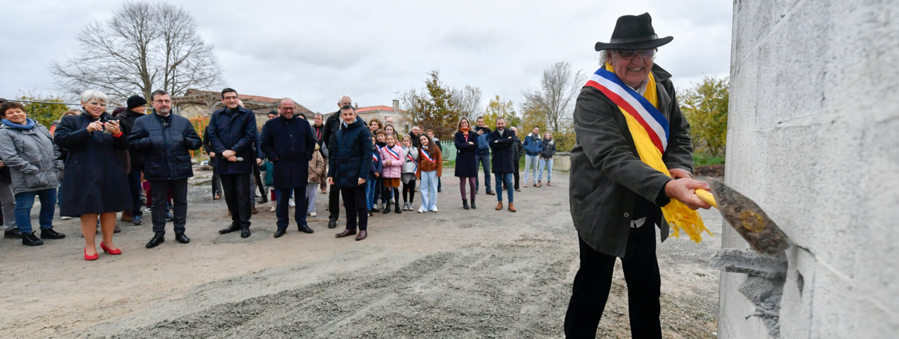 Lancement du projet de création d'un pôle commercial à Fors, avec la dépose de la 1ère pierre d’une friche en centre-bourg.