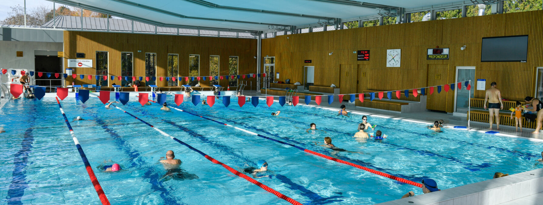Nageurs a la piscine du Pre Leroy