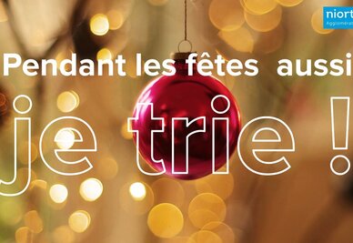 Campagne Niort Agglo : boule de Noël rouge suspendue avec le slogan « Pendant les fêtes aussi, je trie ! »