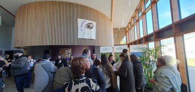 Participants à la présentation de la saison touristique dans l'entrée de la salle des fêtes d'Echiré