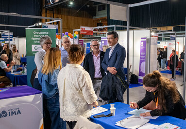 Jérôme Baloge, Maire de Niort, en échange avec des visiteurs lors du salon de l'emploi à L'Acclameur