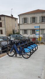 Vélos en libre-service amarrés à la station installée sur le parvis de la mairie de Bessines