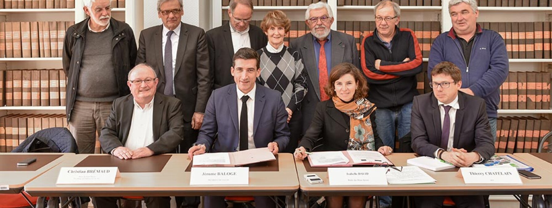 Le président de Niort Agglo, Jérome Baloge, et le préfet Isabelle David ont signé la convention partenariale ©Bruno Derbord