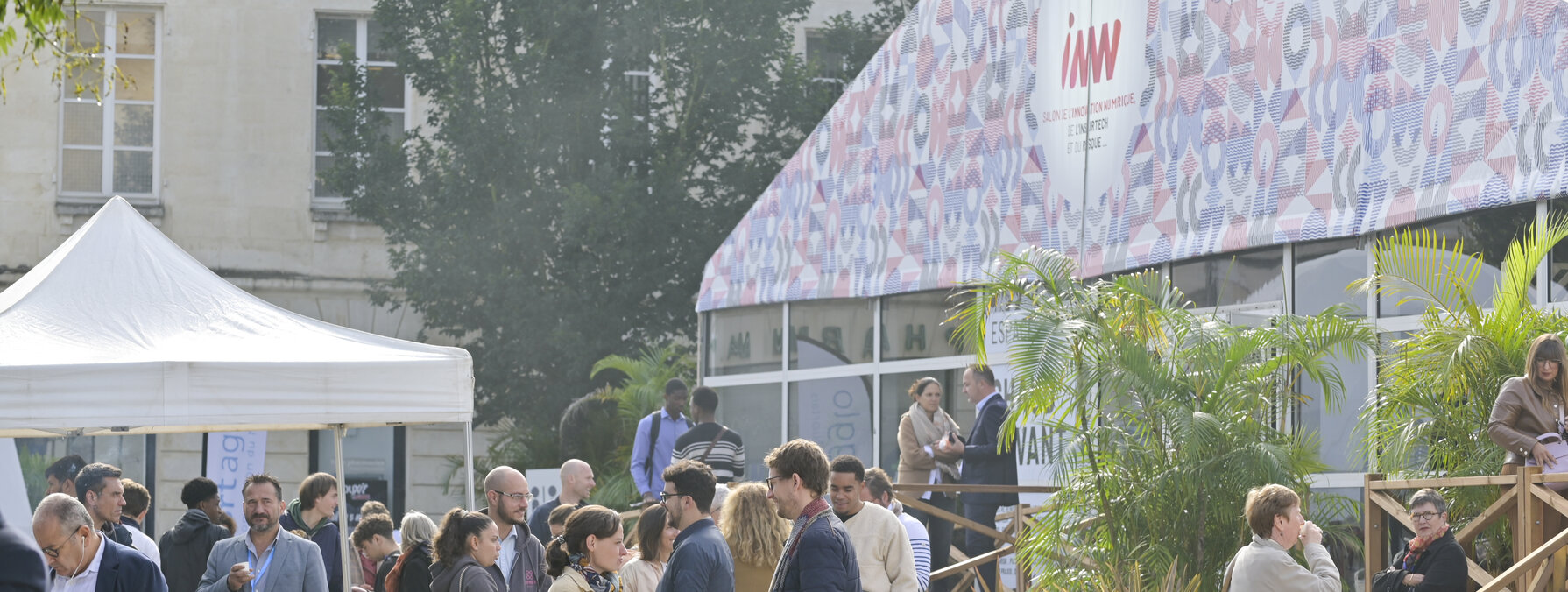 Visiteurs et professionnels rassemblés en plein air devant le pavillon du salon INNN lors d'une édition précédente.