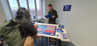 Participante et animateur échangent