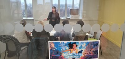 Une intervenante anime une session Numérique pour toutes devant des participantes, bannière « Découvrez & osez le numérique » au premier plan.