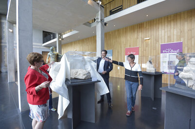 Présentation des sculptures découvertes à Port Bonot ©Darri