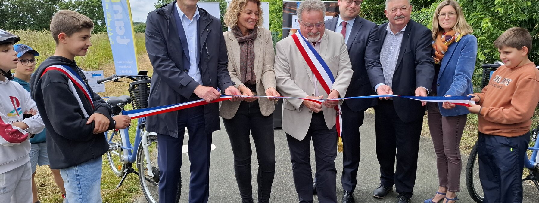 Jérôme Baloge, président de Niort Agglo, coupe le ruban tricolore avec des élus locaux, entouré d'enfants sur la piste