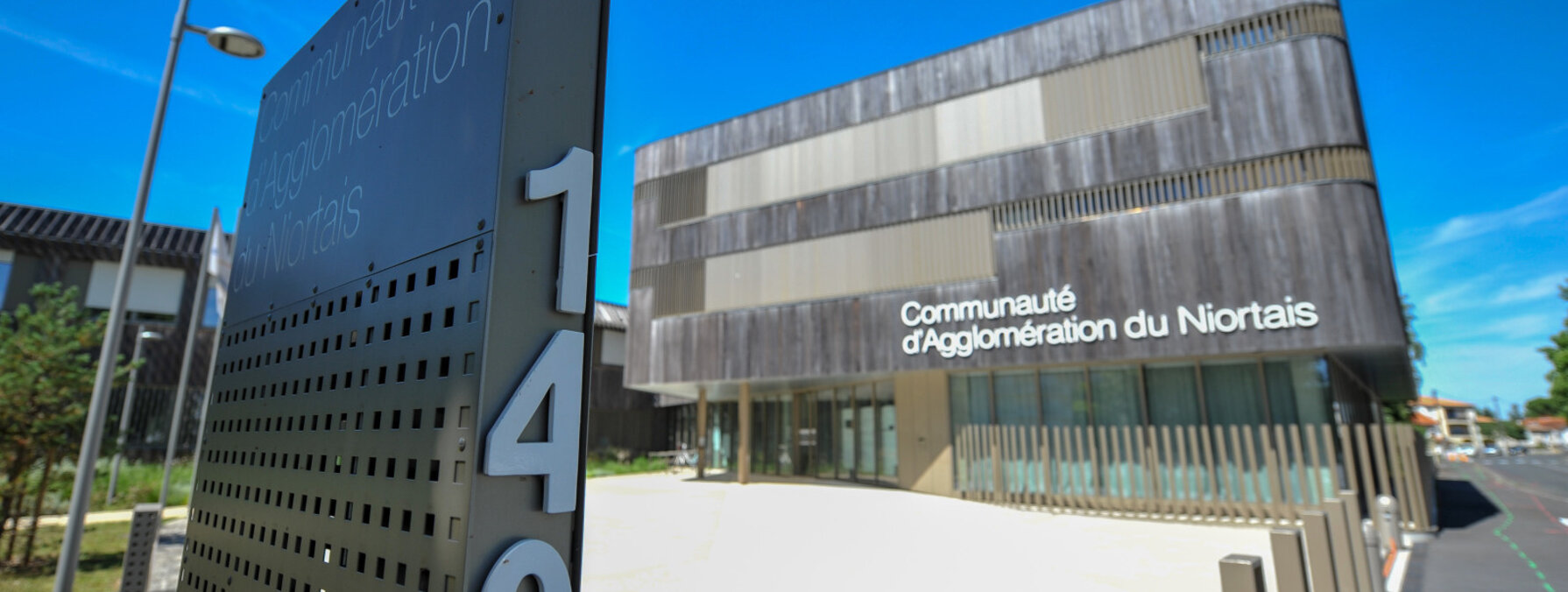Façade du siège de la Communauté d'Agglomération du Niortais, bâtiment contemporain en bardage bois