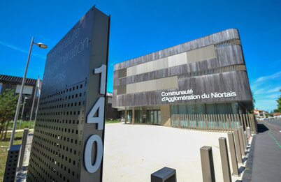Façade du siège de la Communauté d'Agglomération du Niortais, bâtiment contemporain en bardage bois