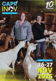 Deux éleveuses caprines entourées de chèvres dans une bergerie, l'une tenant une corbeille de fromages