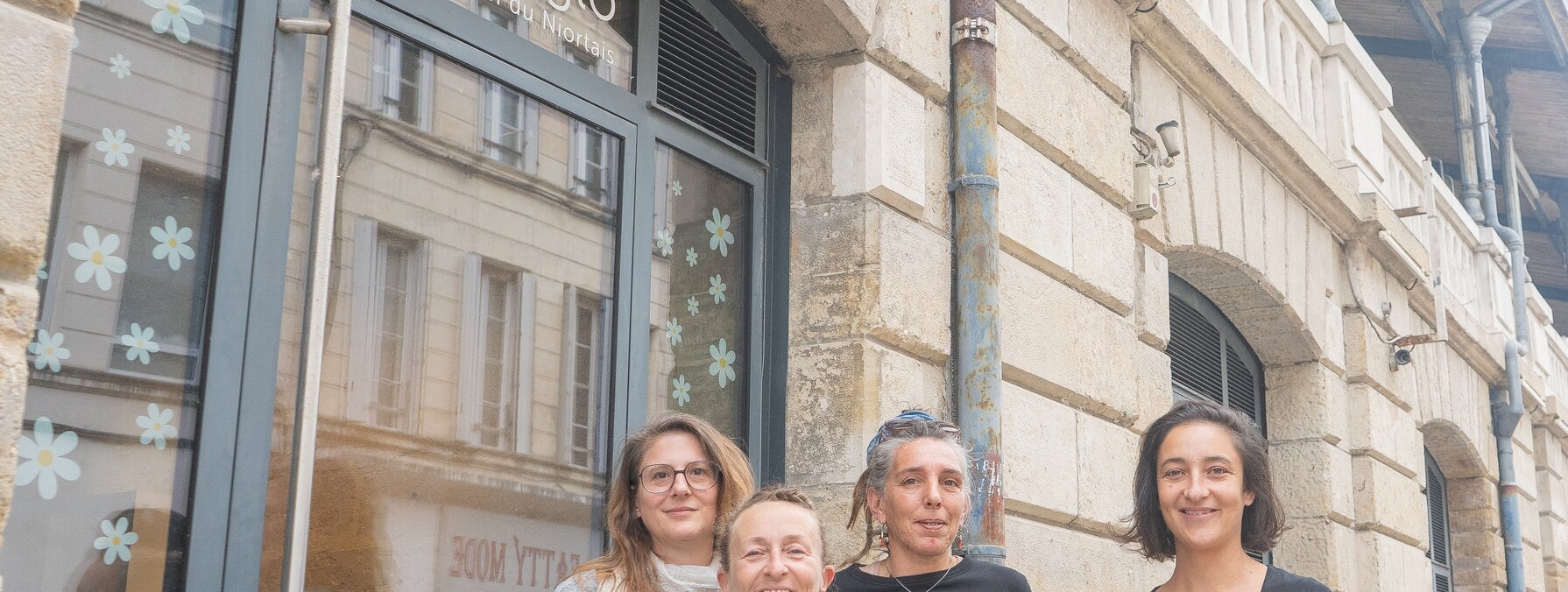 Quatre membres de l'association ARTerre posant devant la boutique éphémère n°2 de Niort Agglomération