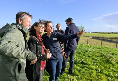 Groupe de cinq personnes réunies en visite de site de la Zone Le Luc les Carreaux