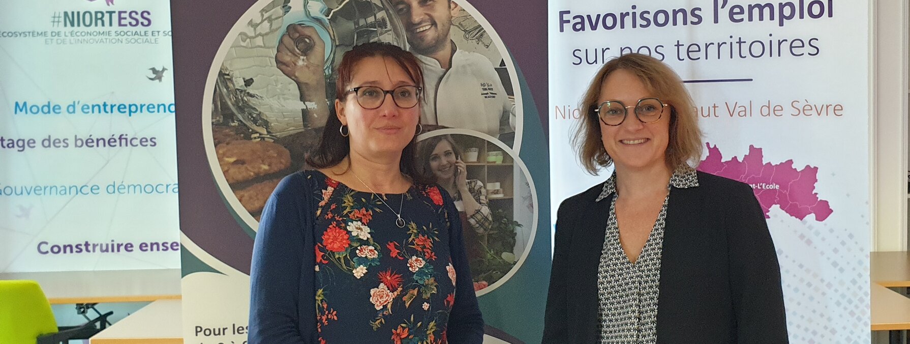 Deux femmes devant les roll-ups RH TPE et « Favorisons l'emploi sur nos territoires »