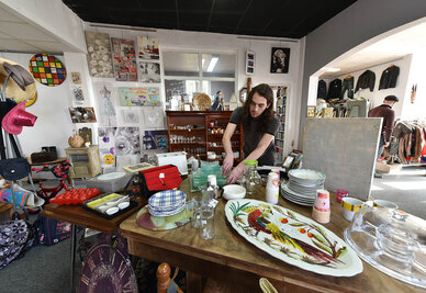 A la boutique "Bazar Solidaire", 111 A, rue de Goise à Niort.