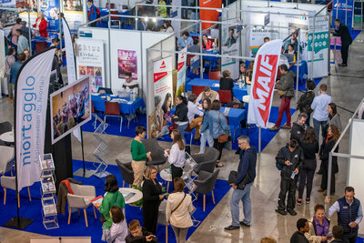 Stands d'employeurs dont Niort Agglo, MAIF et Cerfrance, avec visiteurs en échange avec des recruteurs dans un hall