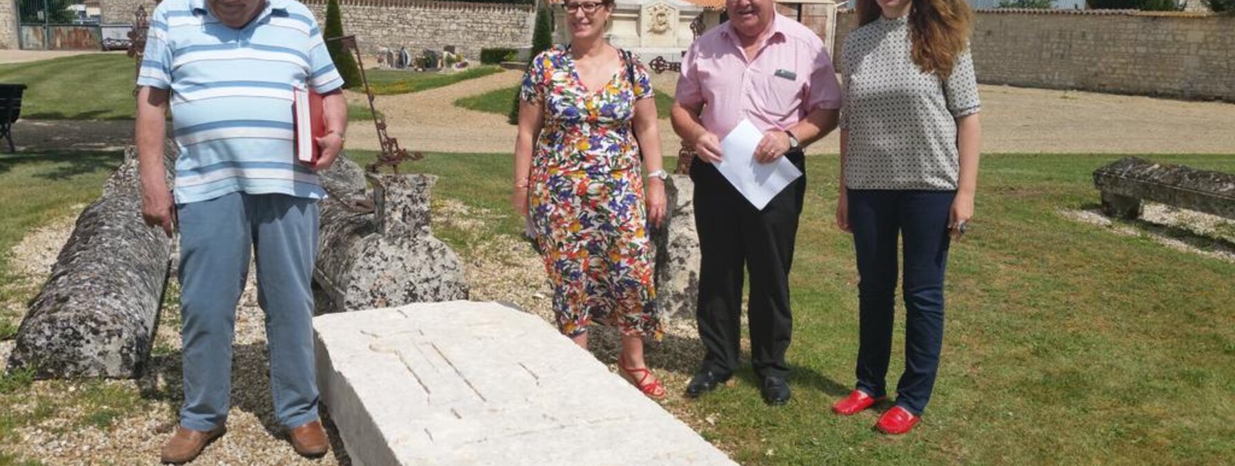 Présentation de la pierre tombale Etienne Claveau restaurée, cimetière de Coulon. De D à G : Laurence Lamy, conservatrice des musées, Michel Simon, maire de Coulon, Elisabeth Maillard, vice-présidente en charge de la culture et du patrimoine historique