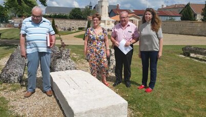 Présentation de la pierre tombale Etienne Claveau restaurée, cimetière de Coulon. De D à G : Laurence Lamy, conservatrice des musées, Michel Simon, maire de Coulon, Elisabeth Maillard, vice-présidente en charge de la culture et du patrimoine historique