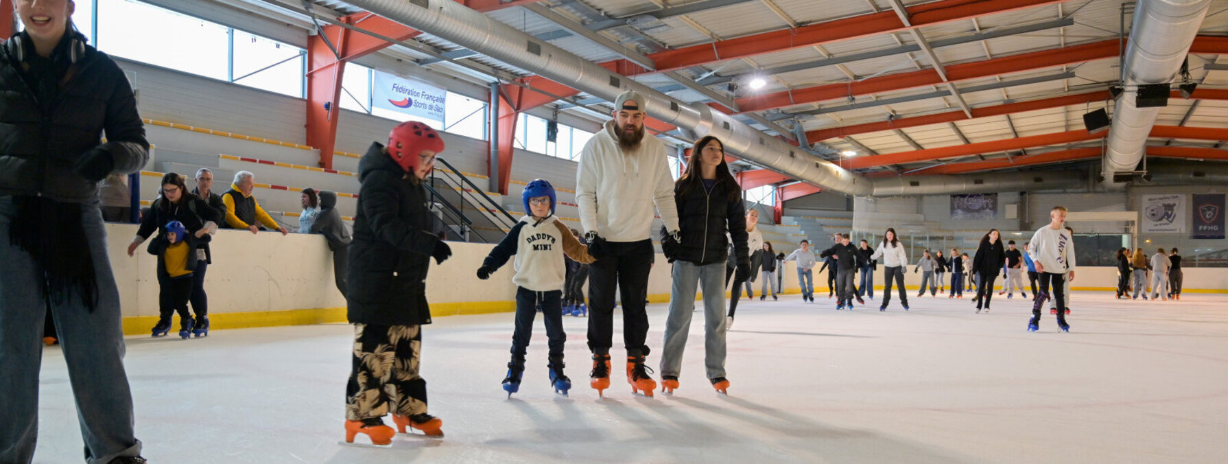 Decoration d'Halloween a la patinoire et patineurs et patineuses sur la glace