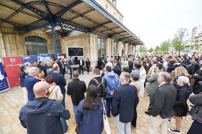 Cérémonie d'inauguration du nouveau parvis de la gare de Niort, avec élus et partenaires rassemblés devant la façade.