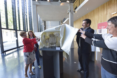 Présentation des sculptures découvertes à Port Bonot ©Darri