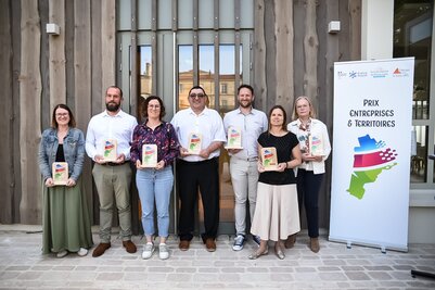 Représentants des lauréats tenant leurs trophées lors de la cérémonie du Prix Entreprises & Territoires à Niort