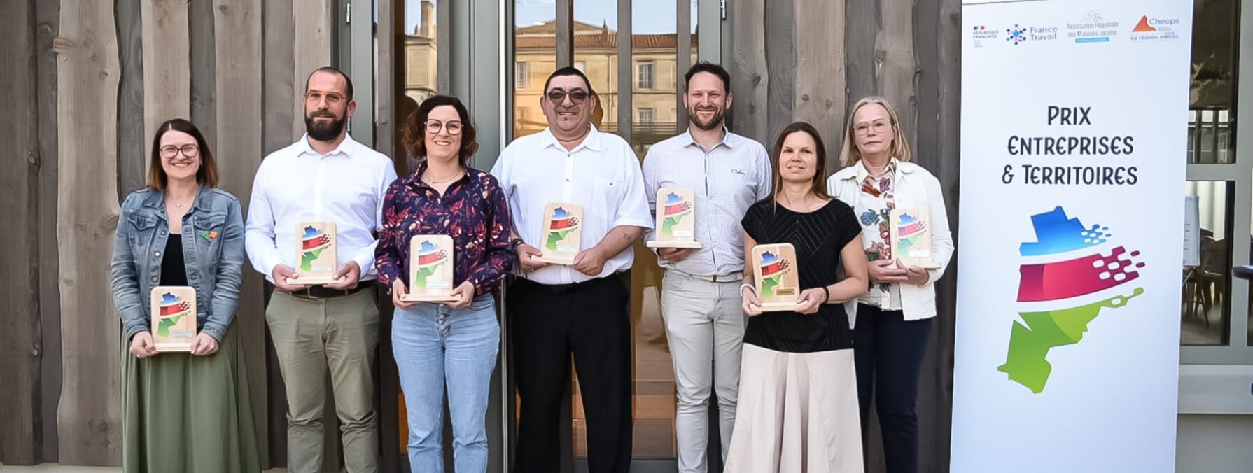 Représentants des lauréats tenant leurs trophées lors de la cérémonie du Prix Entreprises & Territoires à Niort