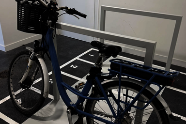 Vélo à assistance électrique stationné sur un emplacement numéroté dans le local de stationnement sécurisé