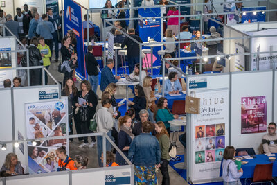 Hall animé du salon avec stands d'employeurs visibles dont Shiva et IFP Atlantique, et visiteurs en échange avec des recruteurs