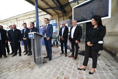 Jérôme Baloge, Maire de Niort, prend la parole au pupitre lors de l'inauguration du parvis de la gare , entouré d'élus