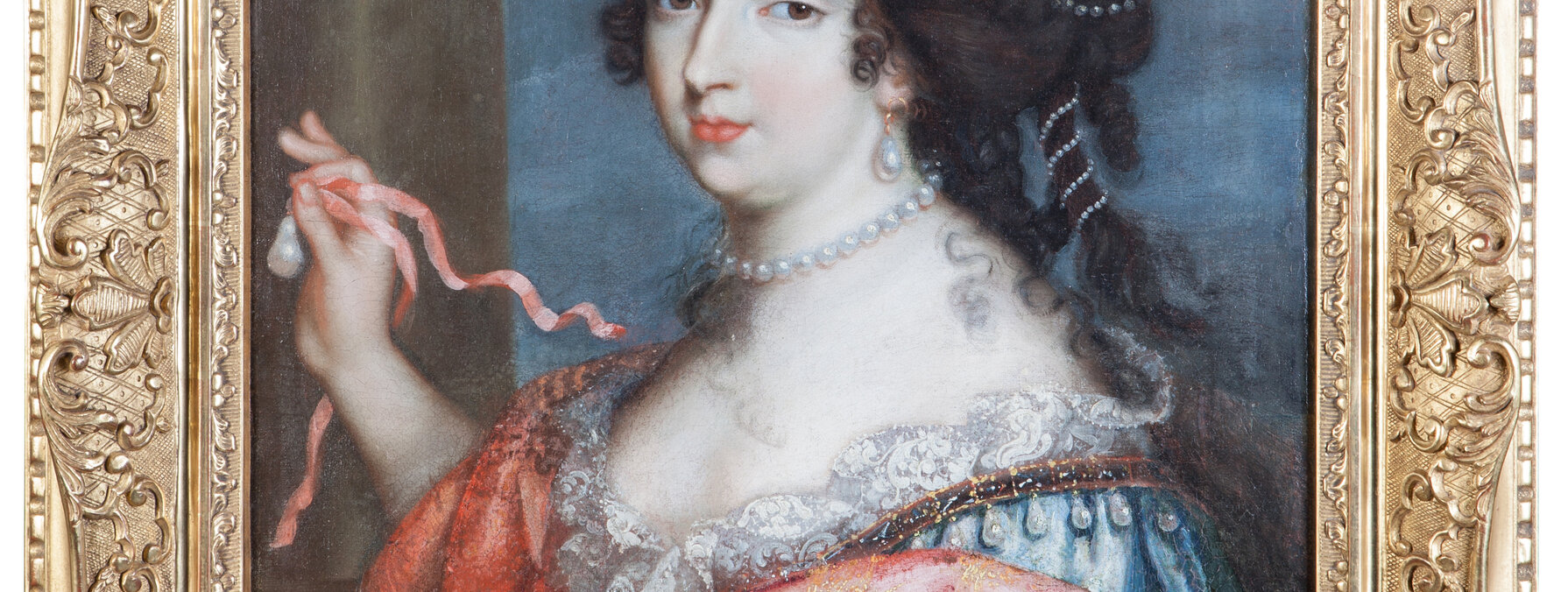 Portrait de Françoise d'Aubigné dans son cadre doré sculpté, sujet tenant un ruban rose, collier de perles