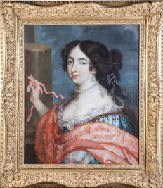 Portrait de Françoise d'Aubigné dans son cadre doré sculpté, sujet tenant un ruban rose, collier de perles